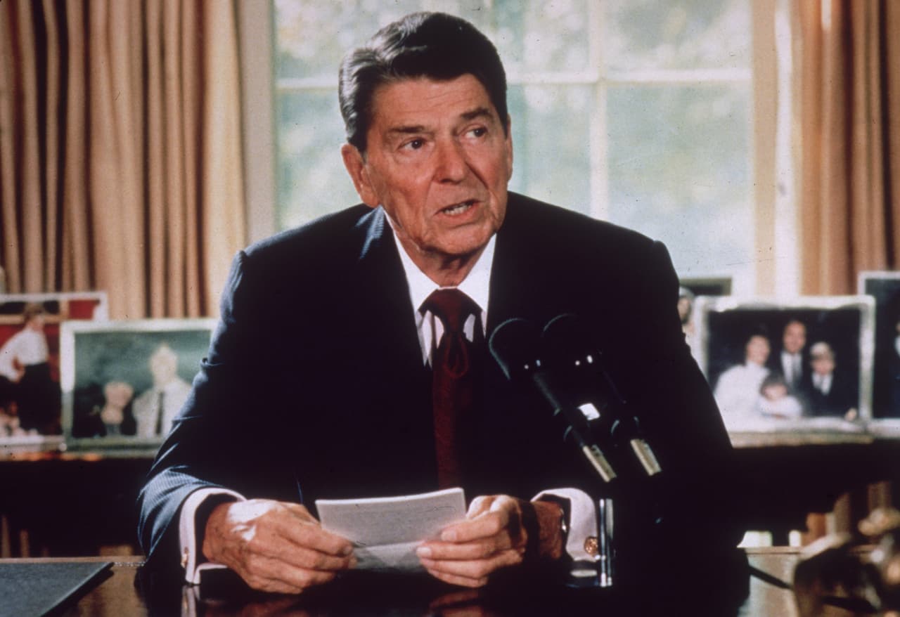 La medida se presentará 35 años después de que el presidente republicano
<a href="https://www.univision.com/temas/ronald-reagan"><b>Ronald Reagan</b></a> promulgó la Ley de Reforma y Control Migratorio en 1986, que permitió regularizar la situación de unos 3 millones de indocumentados.
<br>