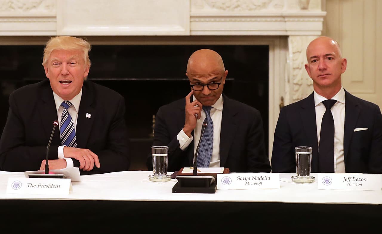 Demanda de Amazon acusa a Trump de ejercer "presión impropia" para excluirla de un contrato con el Pentágono