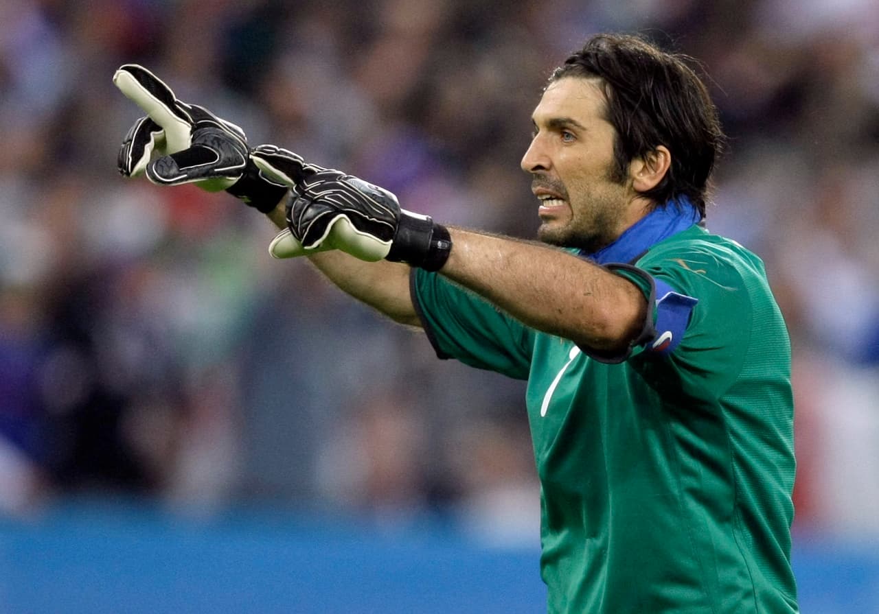 Buffon siempre juega con manga corta o arremangada a pesar de que los uniformes de los arqueros son con manga larga. Lo hace simplemente por comodidad.