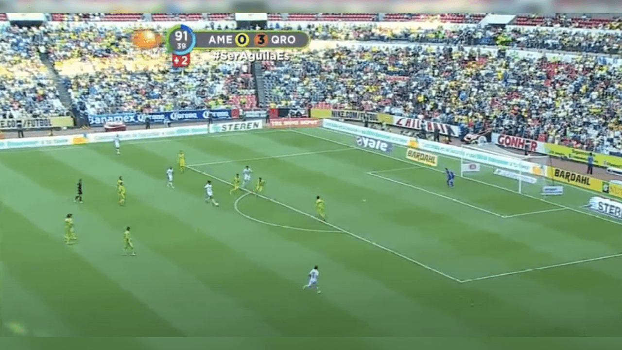 <b>El desarrollo de la jugada</b>
<br>Ronaldinho tomó la pelota y buscó a un compañero con la intención de que le devolvieran la pared y le respetaron la jugada que marcó con su movimiento.