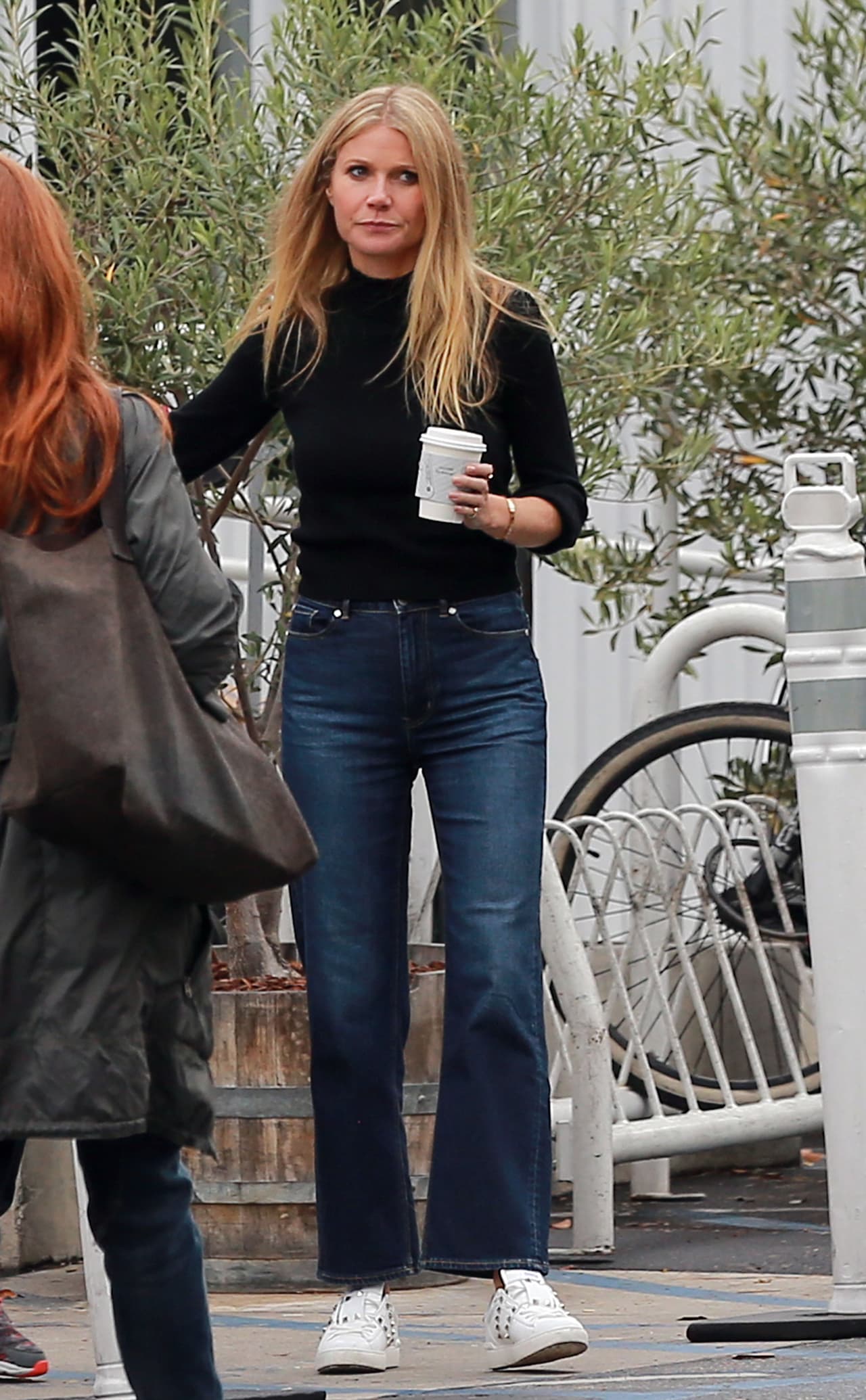 Gwyneth Paltrow salió de compras con sus chicos usando unos 'mom jeans'.