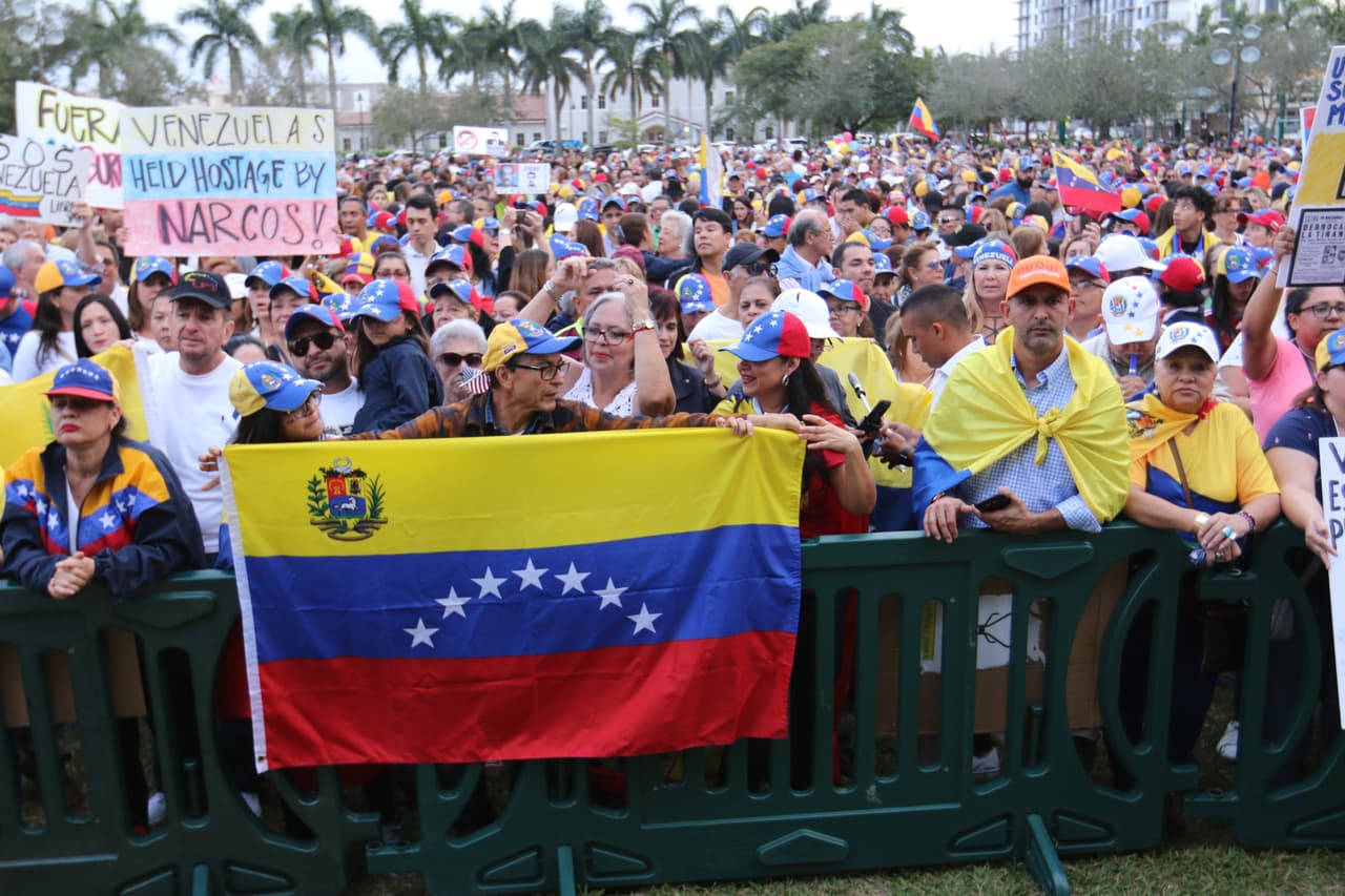 Los venezolanos llegaron a la concentración en Doral durante la tarde de este miércoles 23 de enero celebrando también el apoyo de Estados Unidos a Juan Guaidó.