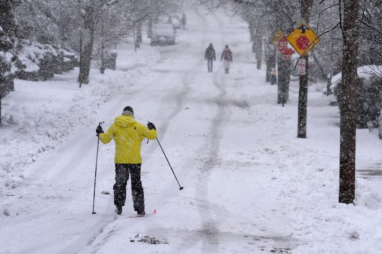Al menos dos muertes y cientos de vuelos cancelados tras el rápido paso de la poderosa tormenta invernal en el Noreste