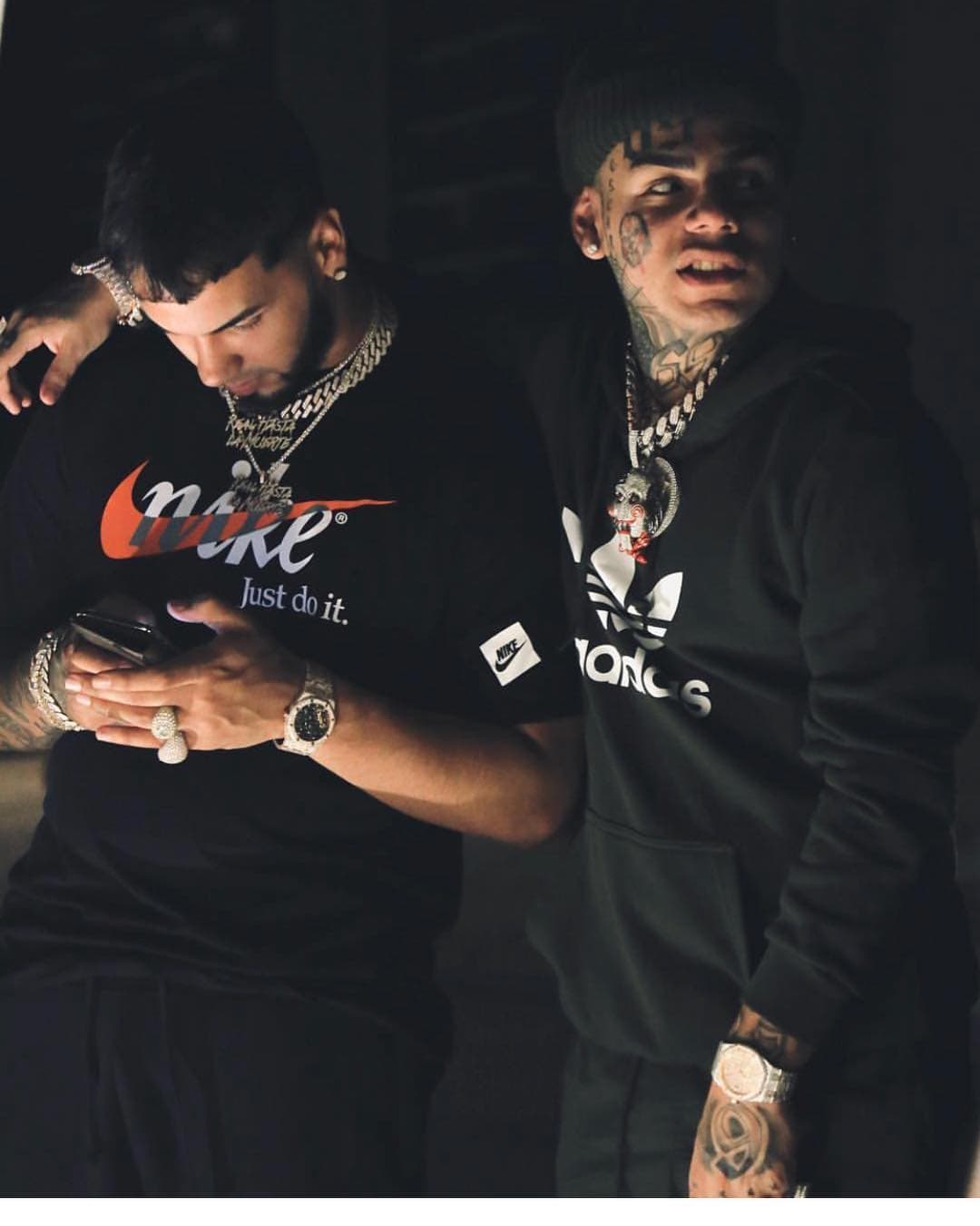 Y aunque Anuel AA dijo que no está arrepentido de haber colaborado con él, ha puesto distancia con el rapero ahora que está en aprietos con la justicia.