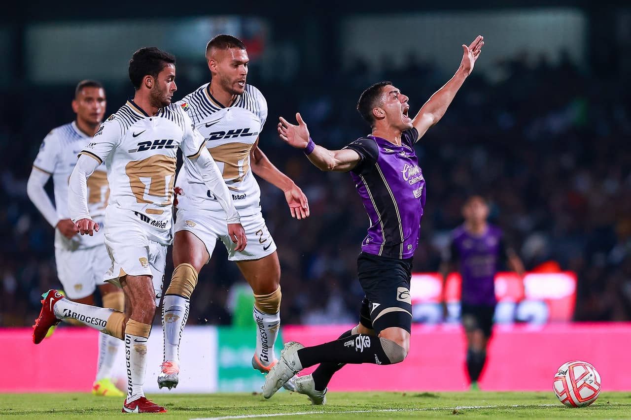 Dani Alves debutó como titular con Pumas en un pletórico estadio Olímpico Universitario en el que apenas pudieron rescatar el empate ante un aguerrido Mazatlán FC gracias a la asistencia del histórico brasileño sobre el final del partido.