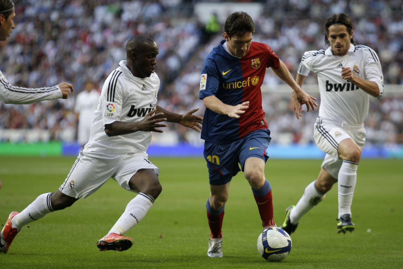 Arrancaba el espectáculo. Messi (33’) recibió un balón producto de una desconcentración de los merengues, entró al área grande, encaró a Casillas con la presión de una barrida contraria y definió de pierna izquierda al ángulo contrario del cancerbero.