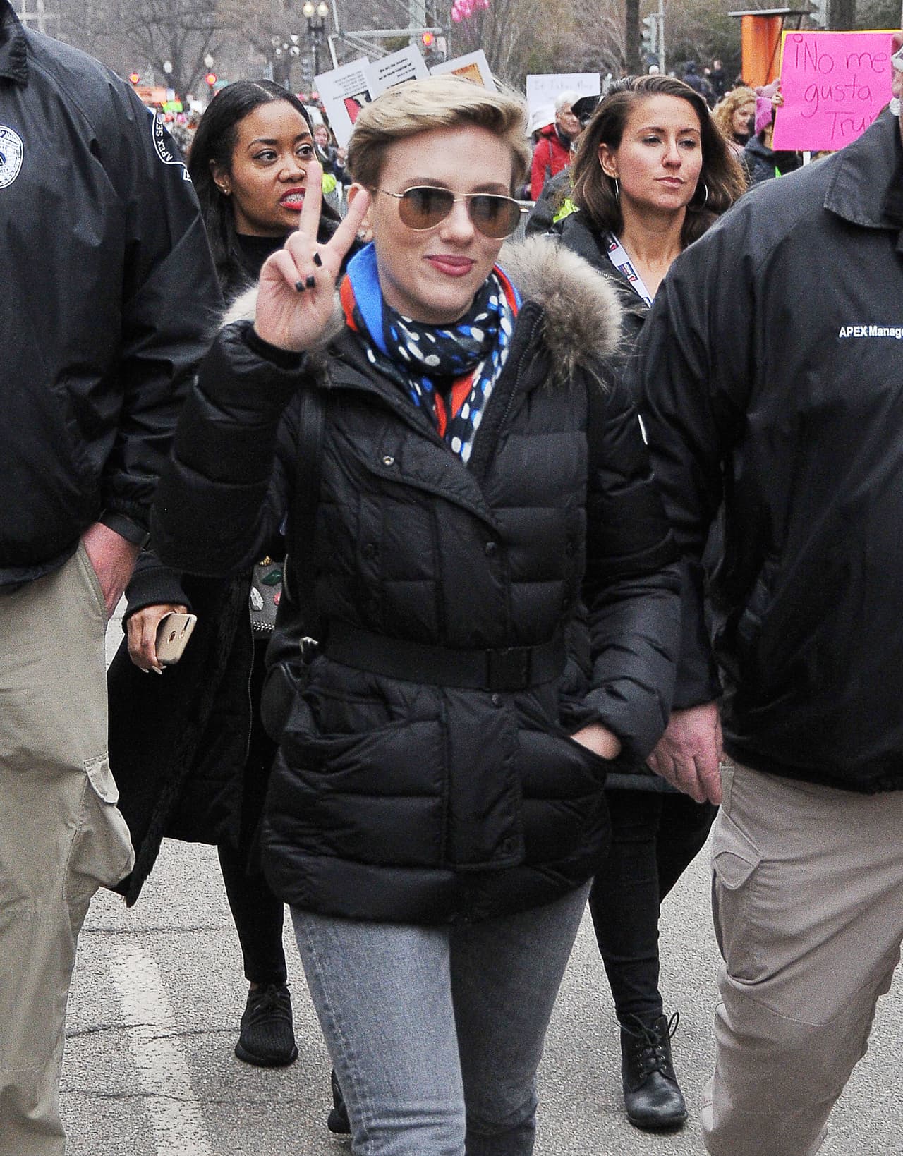 Scarlett Johansson se molestó un poco cuando interrumpieron su discurso con música y ya no pudo hablar más