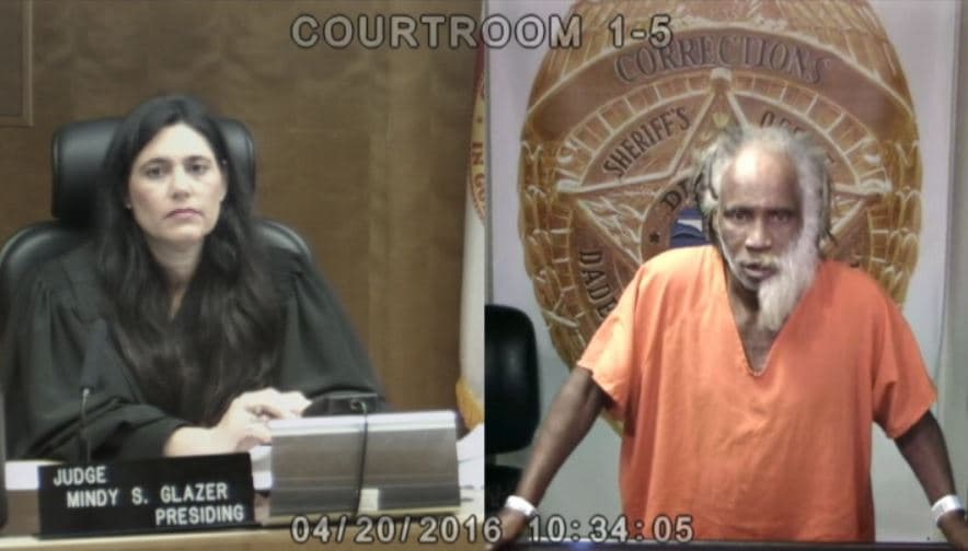 Kevin Gibson frente a la juez de fianza, Mindy S. Glazer.