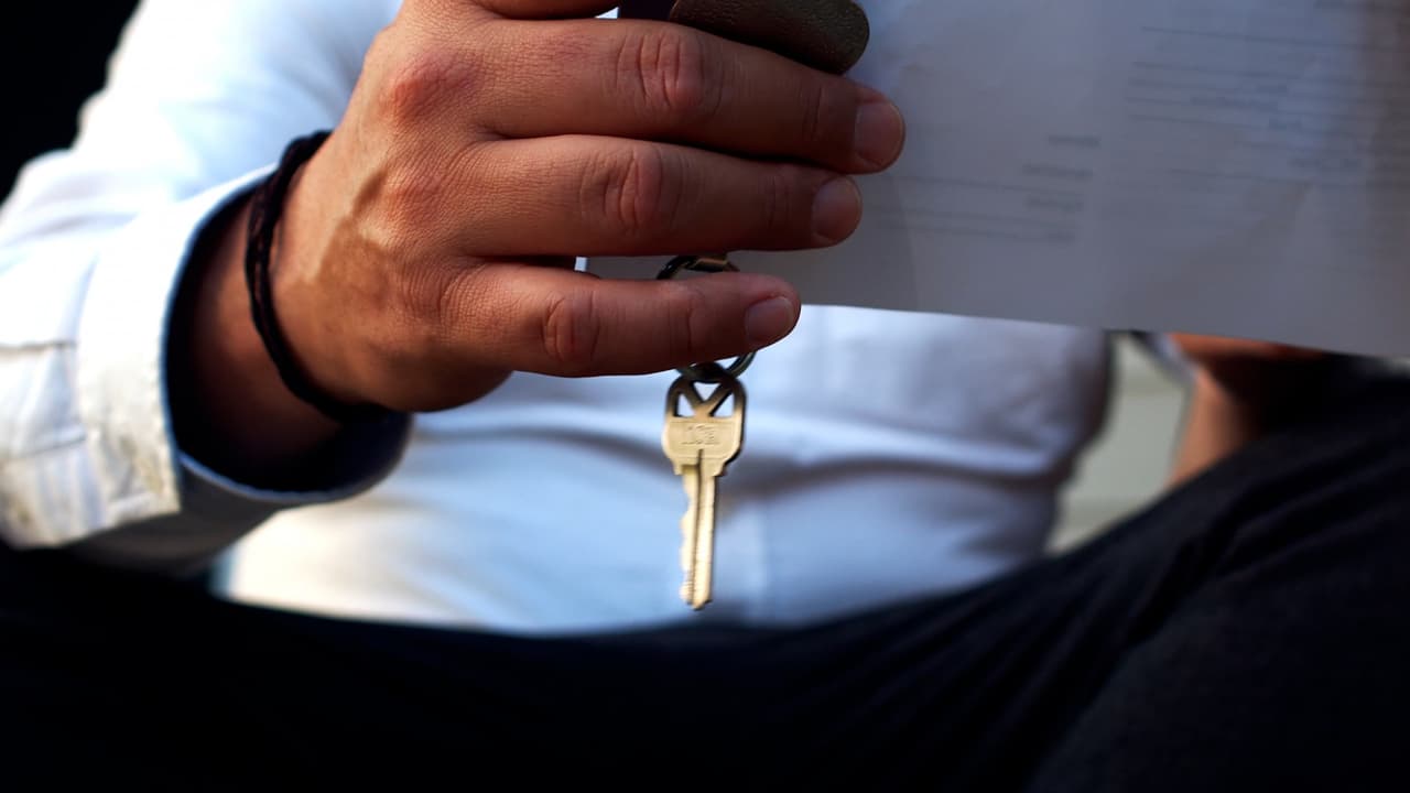 Los indocumentados en California pueden comprar su casa propia, según lo explica el asesor financiero Carlos Guamán en este 
<a href="https://www.univision.com/local/los-angeles-kmex/comprar-casa-indocumentados-en-california">elace</a>.