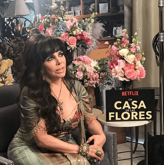 "A mí me contaron que efectivamente en su momento 
<b>Manolo Caro</b> le ofreció a 
<b>Verónica Castro</b> ser pareja de 
<b>Yolanda Andrade</b> en la serie 'La Casa de las Flores'. Eso sí fue real. En ese momento, Verónica le dijo 'de ninguna manera'", expresó la comunicadora.