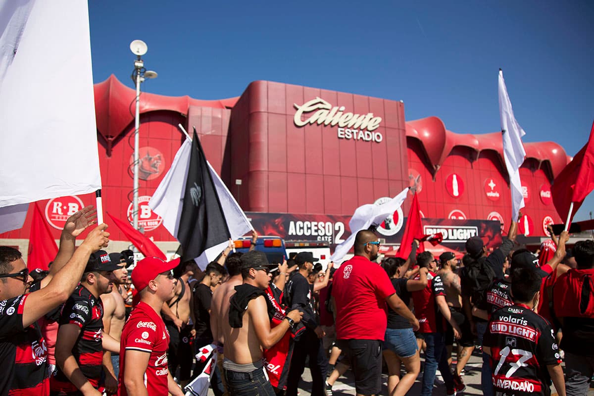 Fanáticos de Xolos de Tijuana en las afueras del Estadio Caliente, previo al juego contra León por la jornada 3 del Apertura 2018.