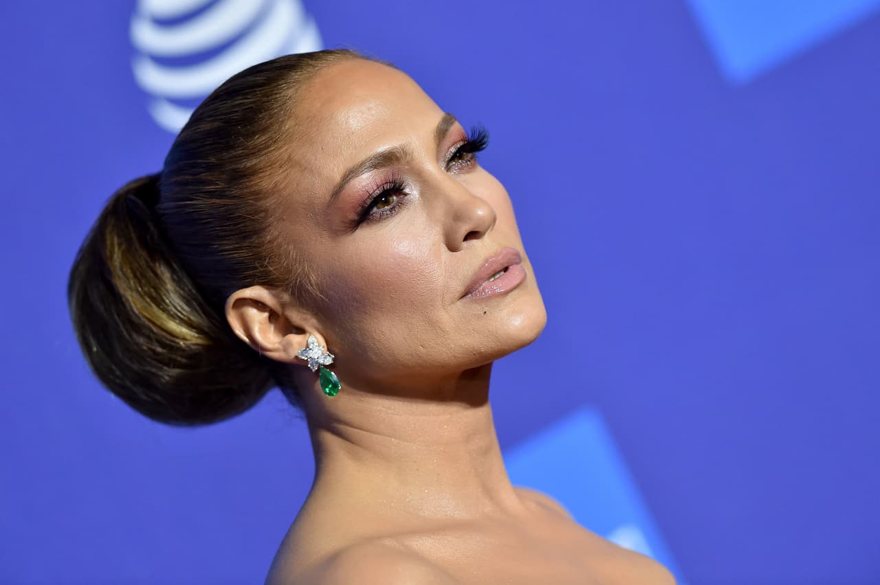 Entre otras de las joyas que A-Rod le regaló a J-Lo durante su relación también están estos 
<b><a href="https://www.vogue.co.uk/news/article/jennifer-lopez-engagement-ring-ben-affleck" target="_blank">aretes de diamantes y esmeraldas de Vivid Diamonds & Jewelry</a></b>, con sede en Miami. Se trata de la misma joyería de donde A-Rod encargó el anillo de compromiso, según Vogue.