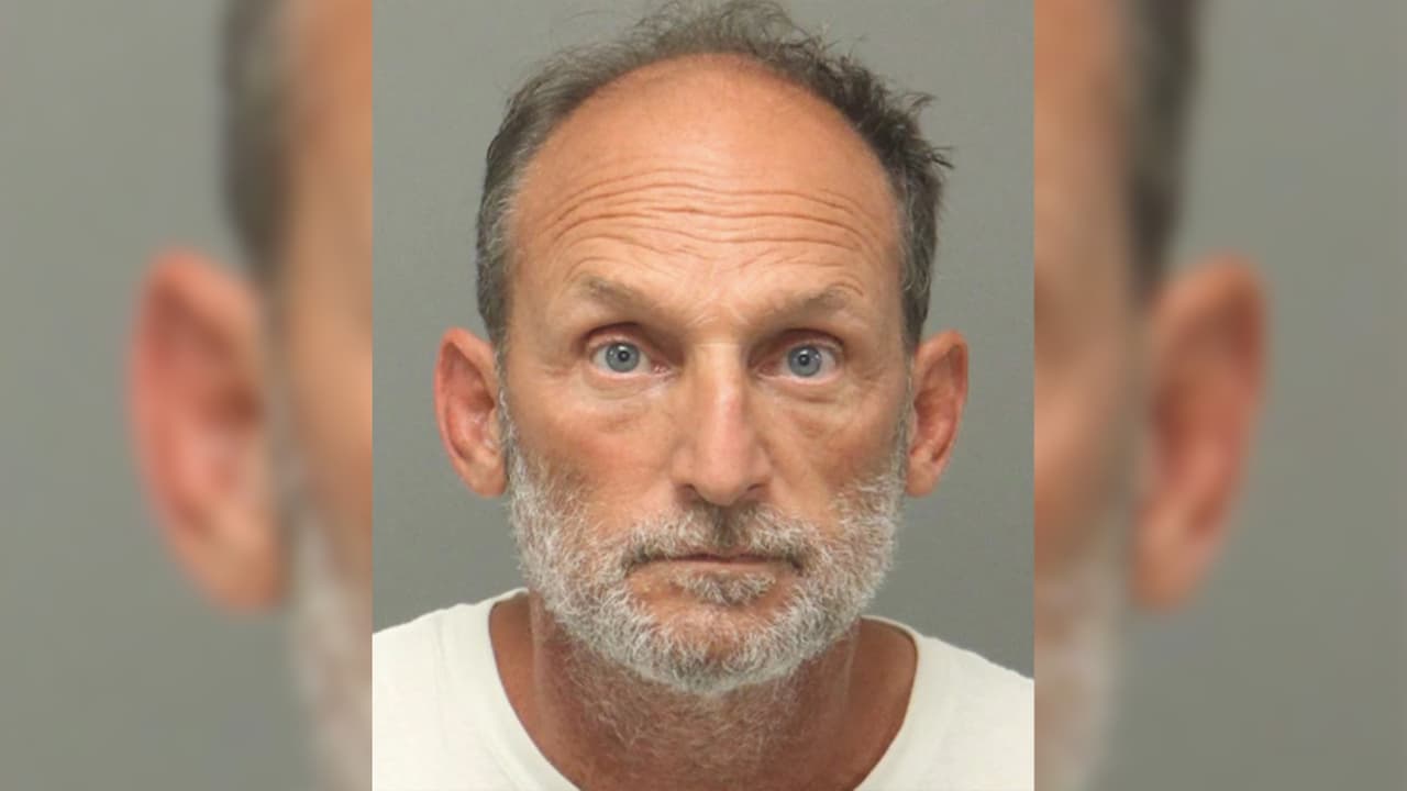 Andrew Culbreth es acusado de robar pertenencias de la casa del oficial Byrd después de su muerte.