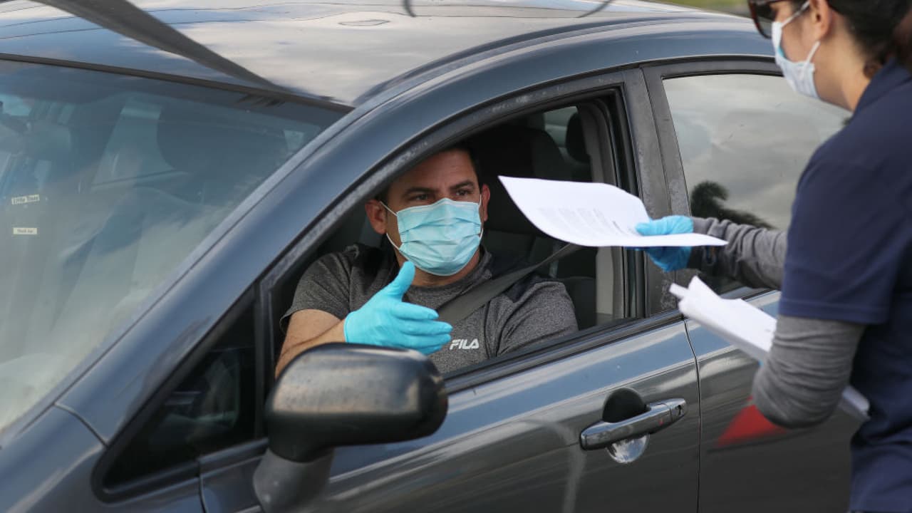 Así transcurrió la jornada de distribución de planillas para solicitar una tarjeta de regalo en Hialeah