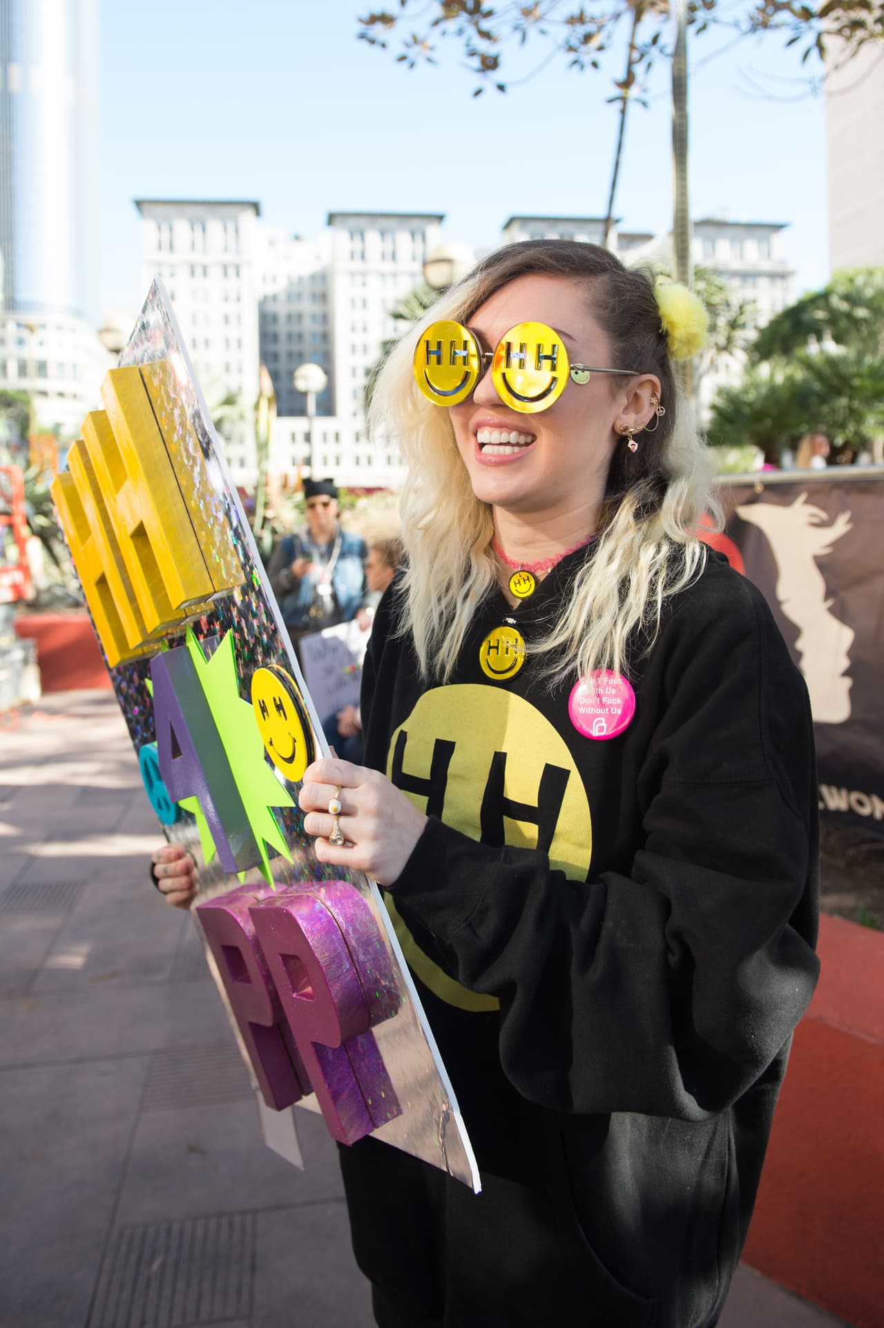 Entonces se comentó que su muerte se había debido a un accidente de tránsito.