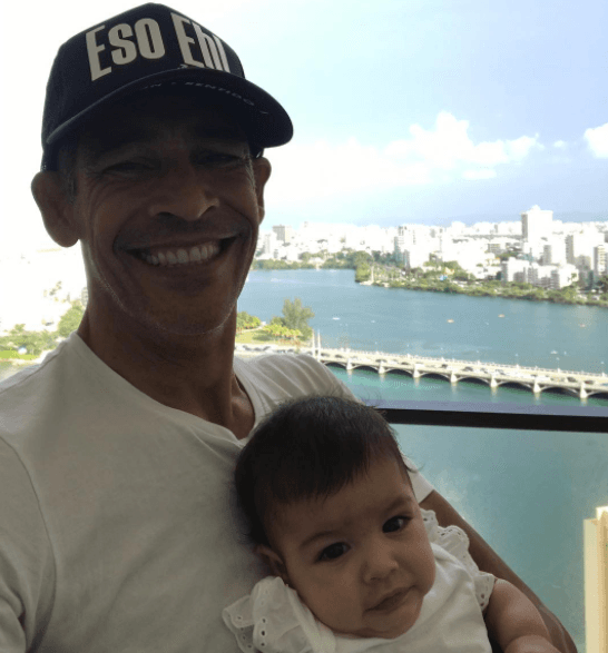 "Más que feliz, la vida me sonríe", con esta frase expresa Johnny Lozada lo dichoso que es de ser abuelito de Amaia.