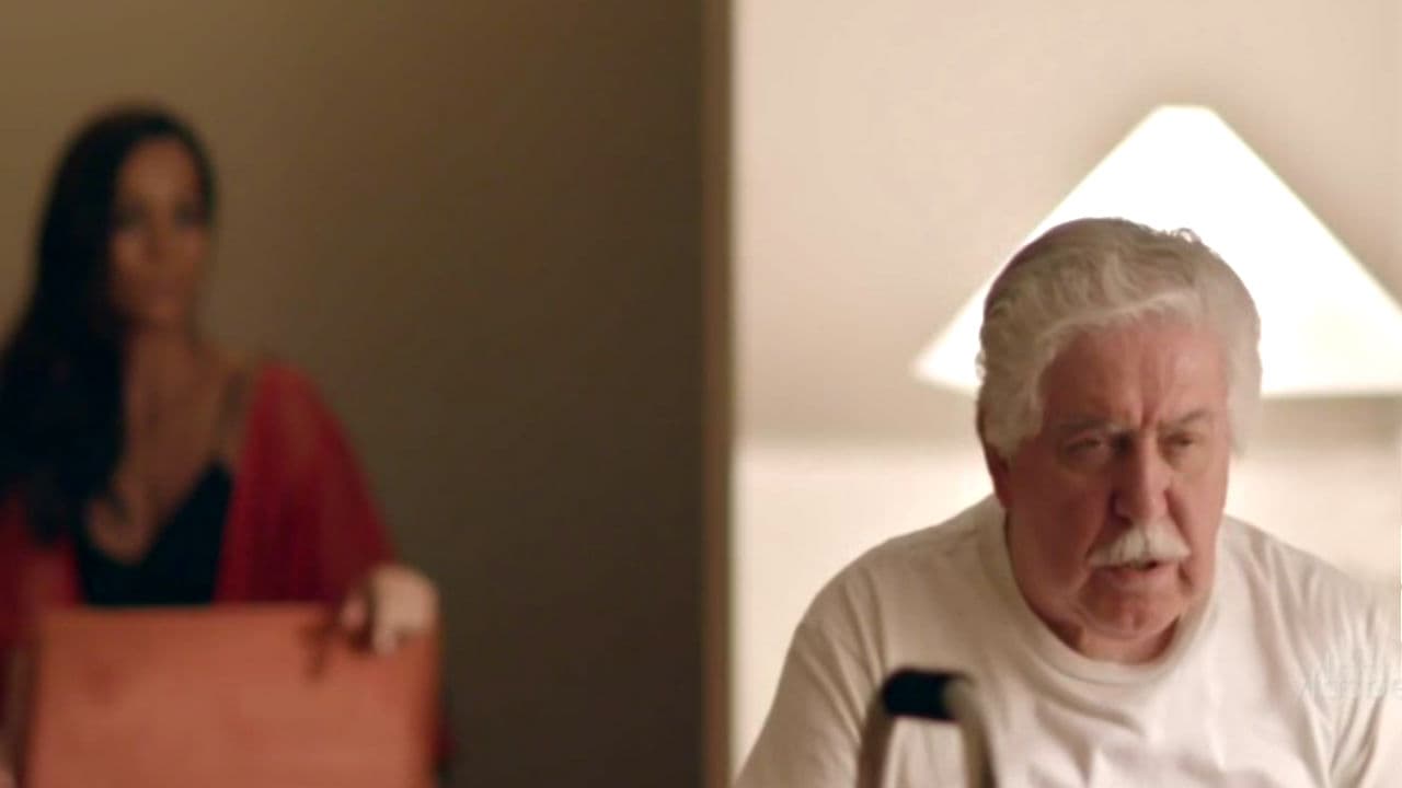 Estaba casada con don Carlos, un hombre que se enamoró perdidamente de ella a su avanzada edad y que sufría los maltratos de su pareja.