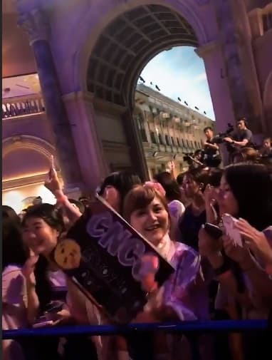 Y el día de la ansiada presentación los jóvenes japoneses llegaron desde muy temprano a la famosa plaza para alcanzar el mejor lugar posible y lo hicieron en total orden.