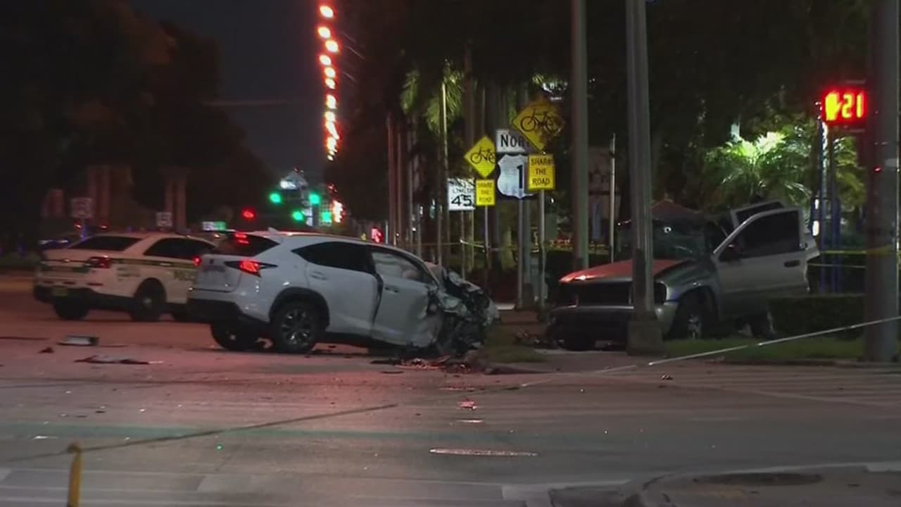 Mujer de 43 años muere después de que su camioneta es chocada por un conductor que huye de la policía