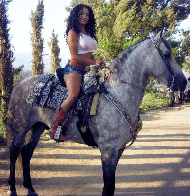 Como toda una ranchera,
<b>La Bronca</b> también sabe montar a caballo.