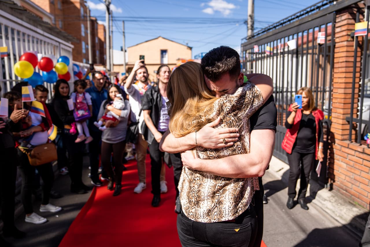 John Erik Aarsheim se funde en un abrazo con su madre al reencontrarse 32 años después de que fue robado en Colombia para después ser adoptado por una familia noruega.