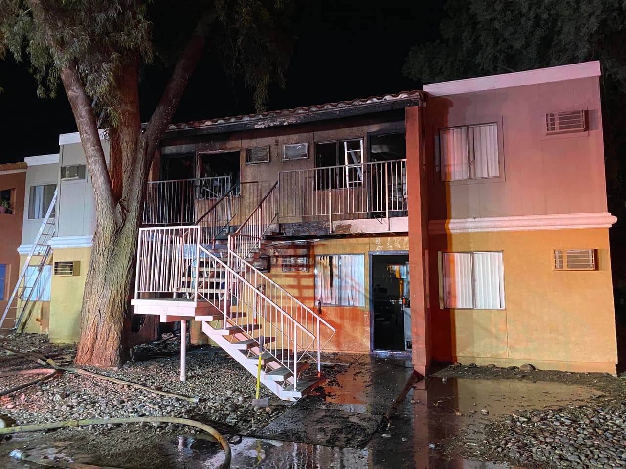 Residentes de un complejo de apartamentos fueron evacuados a causa de un incendio, pero la pronta actuación de los bomberos logró sofocar el fuego. 
<br>