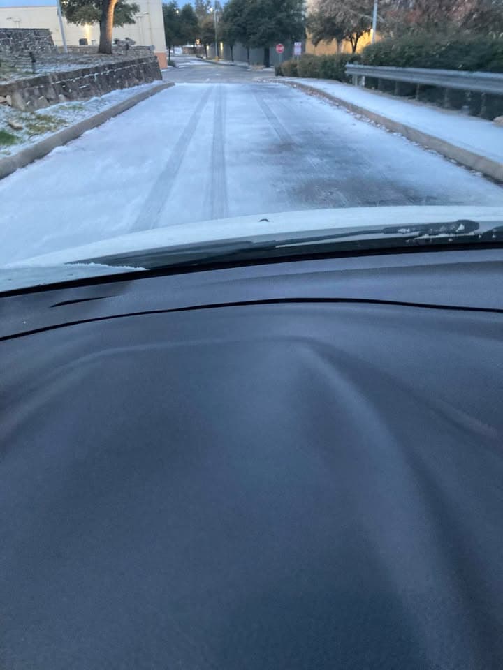 La tormenta invernal trajo una densa capa de nieve que cubrió la ciudad y varias zonas del centro de Texas.
<br>
<br>Usuarios de Univision enviaron las imágenes de cómo vivieron la primer nevada del 2025.