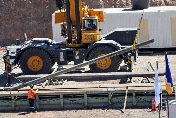 A las cinco de la tarde sonó una fuerte sirena en el campamento a las afueras de la mina. Al comienzo nadie sabía que significaba, sólo que era algo bueno. Cuando supieron que la T-130 llegó a los 300 metros, las familias de los mineros estallaron en aplausos y gritos de "Viva Chile".