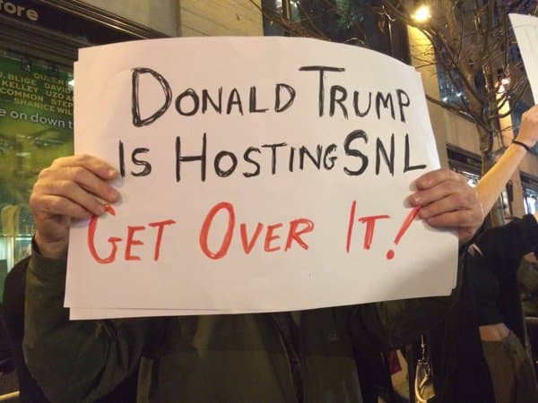 No obstante, una docena de manifestantes portan cartulinas y gritan consignas a favor de Donald Trump, según reporta Amanda Terkel en su cuenta de Twitter.