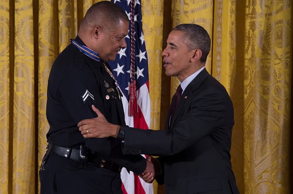 El presidente Barack Obama presentó la medalla al valor al oficial Donald Thompson del LAPD por el rescate de un conductor en la autopista 405.