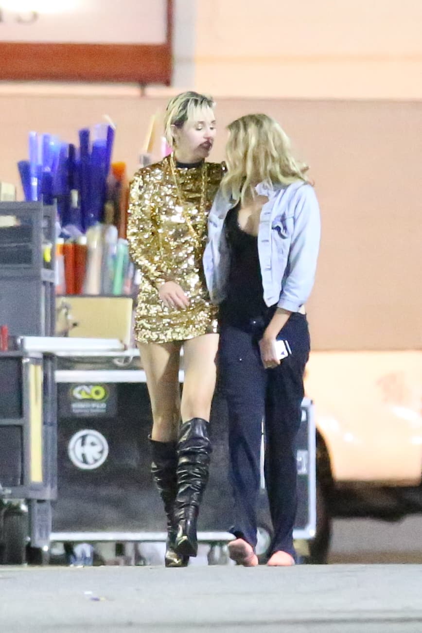 Pero Miley continuaba mirando a los ojos a Stella, se nota que la trae loca.