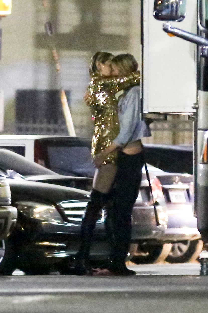 El paparazzi captó el momento preciso en que Stella toca el trasero de Miley, mientras ella se pierde en su momento de pasión.