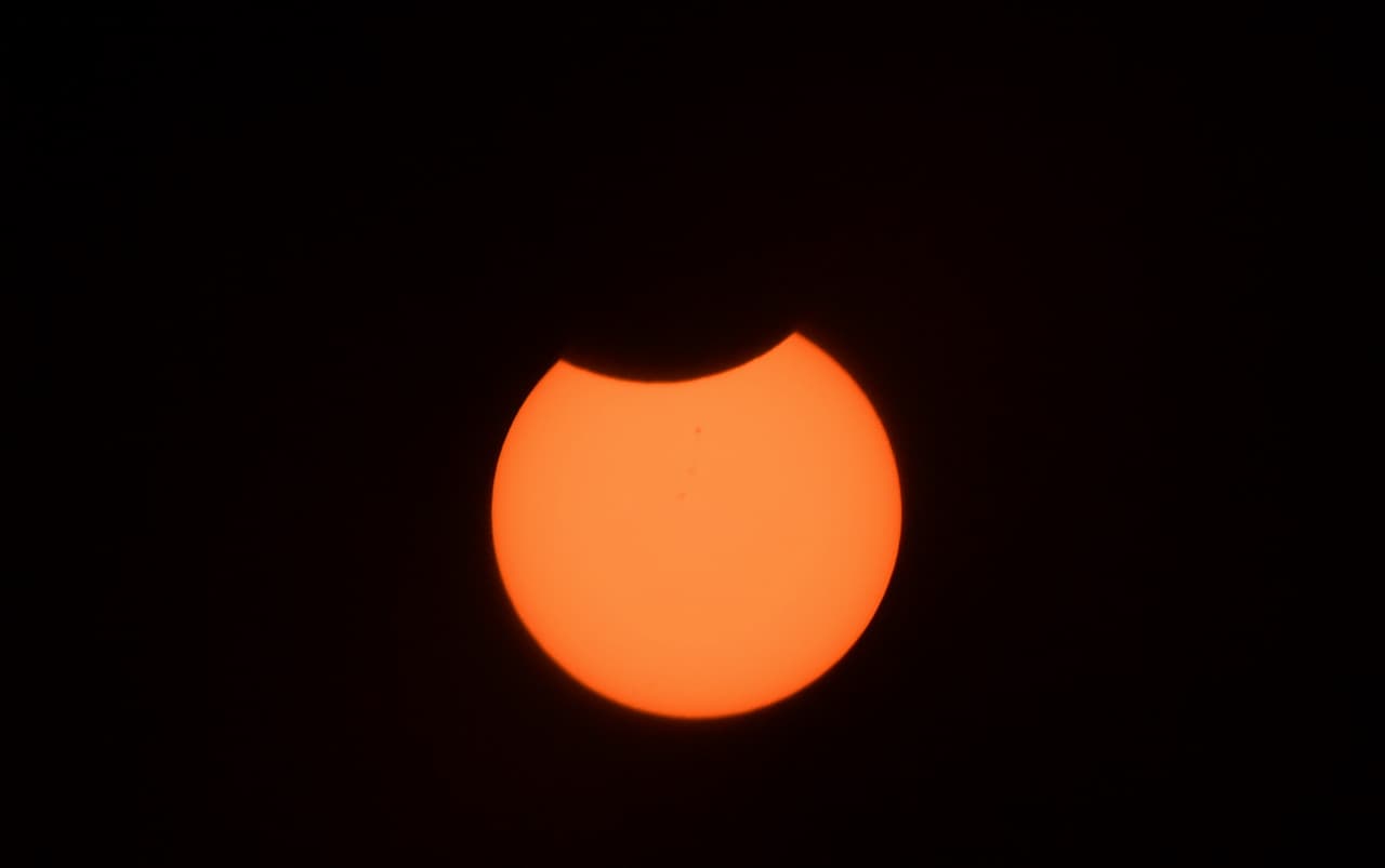 En esta imagen la Luna empezaba su trayectoria a través del Sol en el sur de California, vista desde Caltech en Pasadena.
