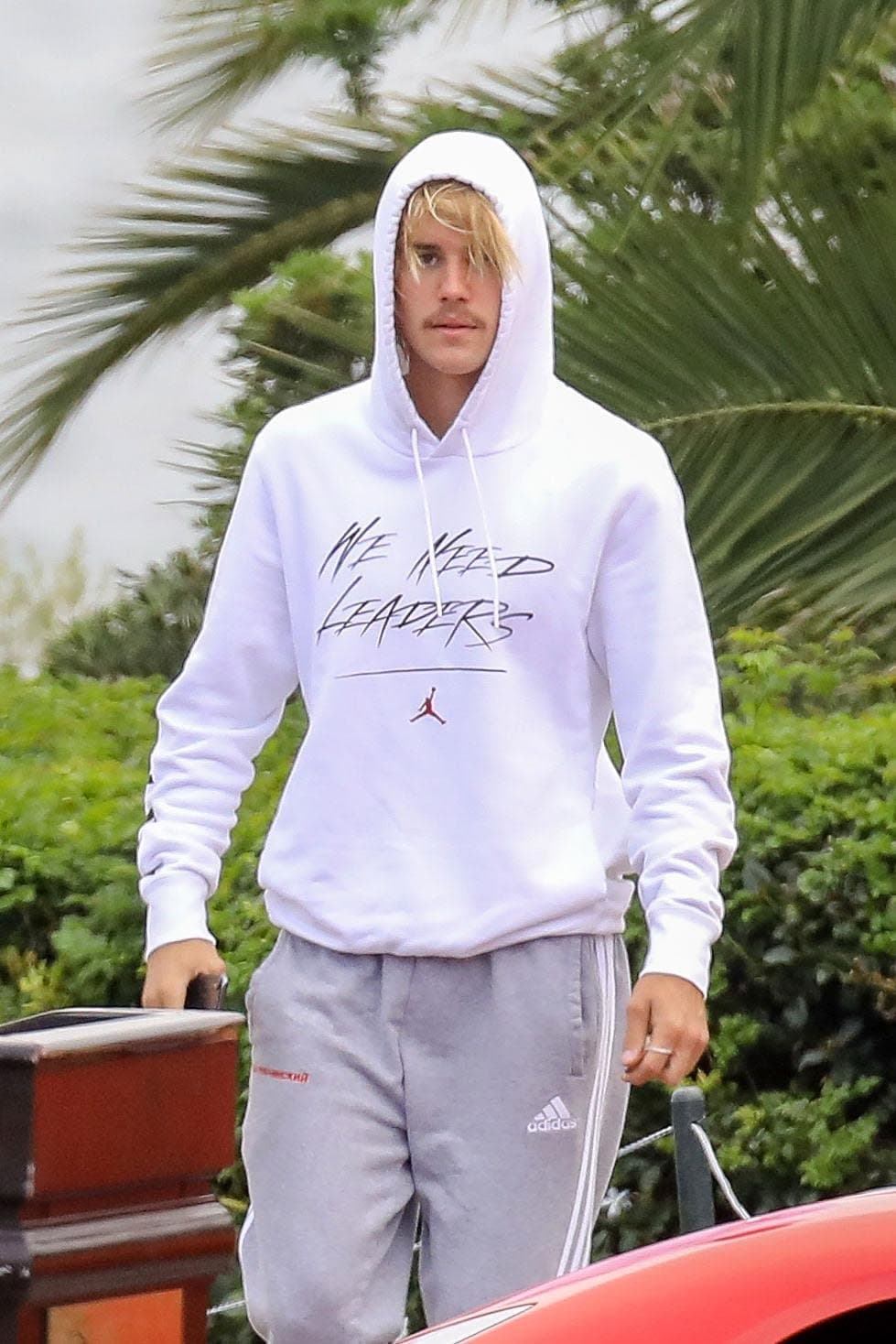 Según se ha dicho en redes sociales, Justin se pudo haber tatuado la palabra 'Peace' en letras muy pequeñas a un lado de su ceja izquierda.