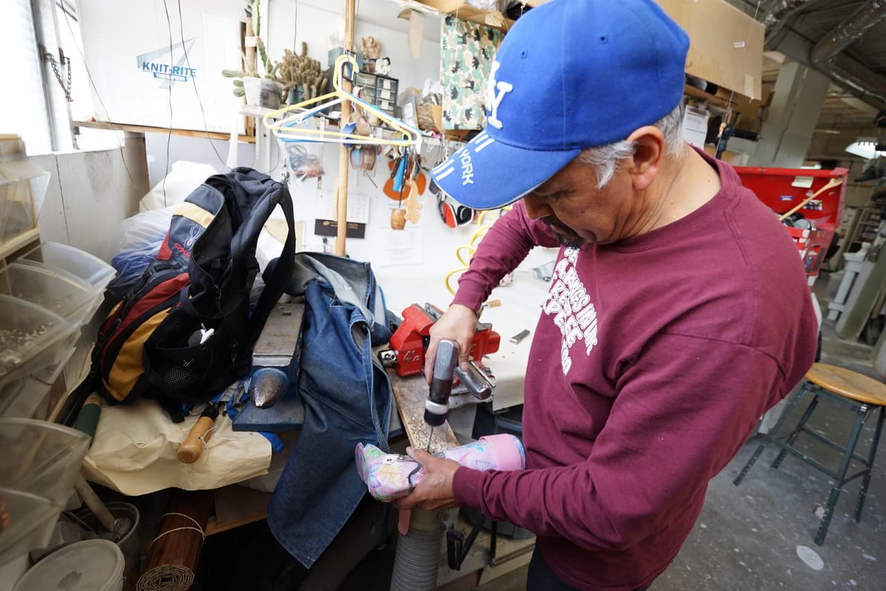 Adán Toledo arma algunas piezas especializadas.