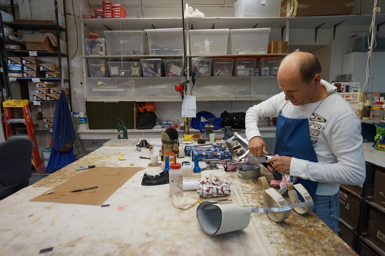 Todas las piezas de una prótesis se ensamblan artesanalmente.