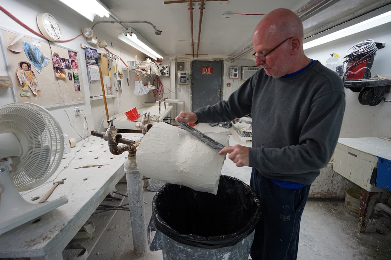Los moldes de yeso se pulen a mano.