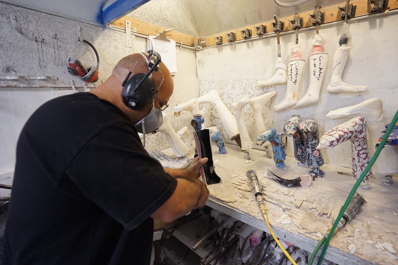 Jorge Fierro pule una pieza fabricada para una niña.