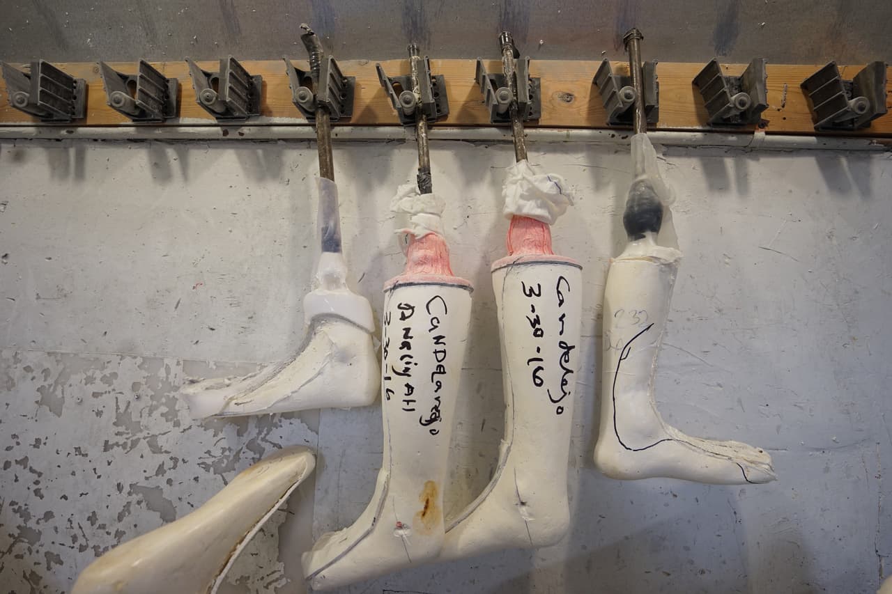 La compañía no envía prótesis a Latinoamérica, ya que son hechas a medida.