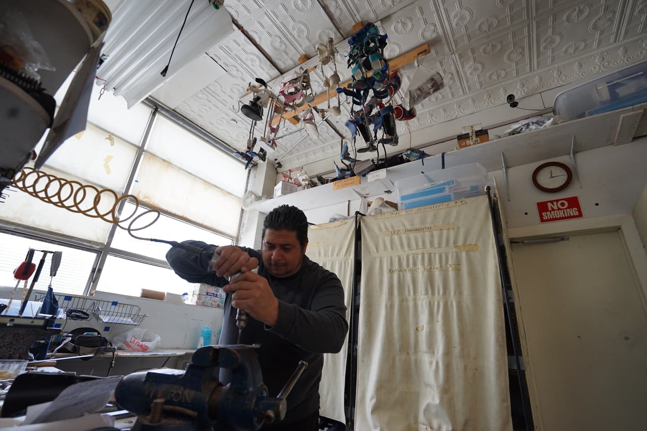 Garace, quien trabaja en J&K Orthotics por 32 años, dijo que una impresora 3D no sustituye su dedicación.
