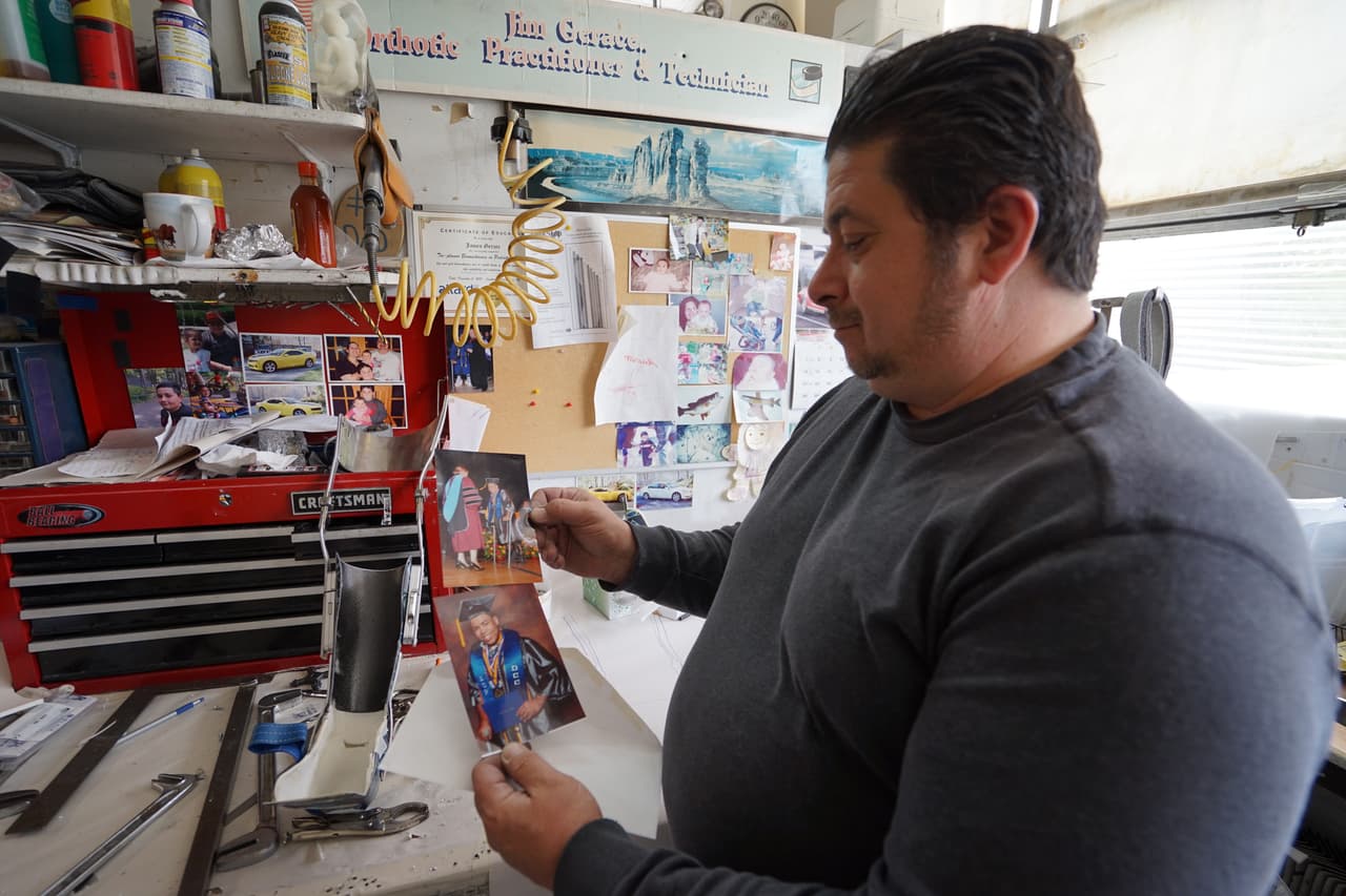 Por 22 años, Jaime Gerace ha fabricado las prótesis de un joven latino, uno de los clientes más antiguos de J&K Orthotics.