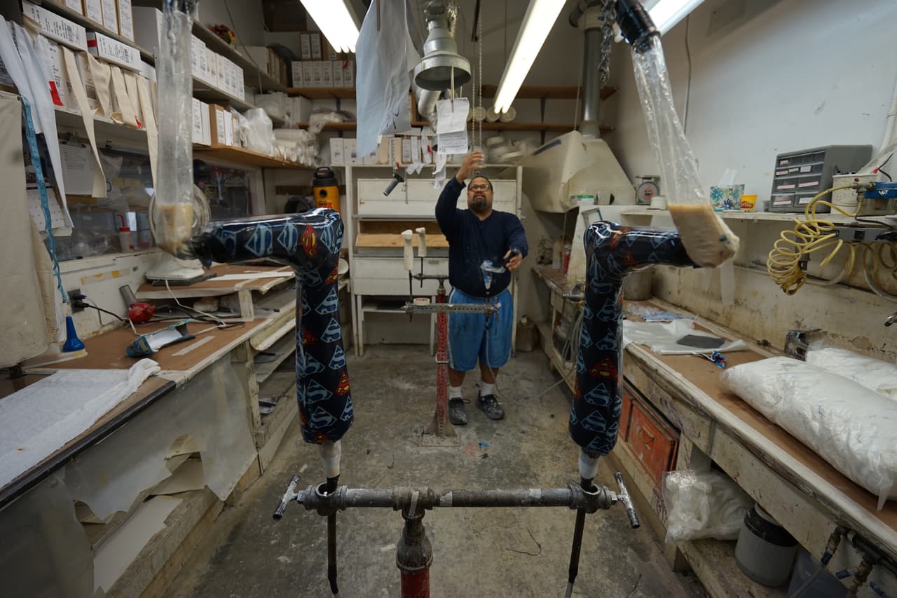 Los aparatos están hechos de fibra de vidrio, resina y metales.