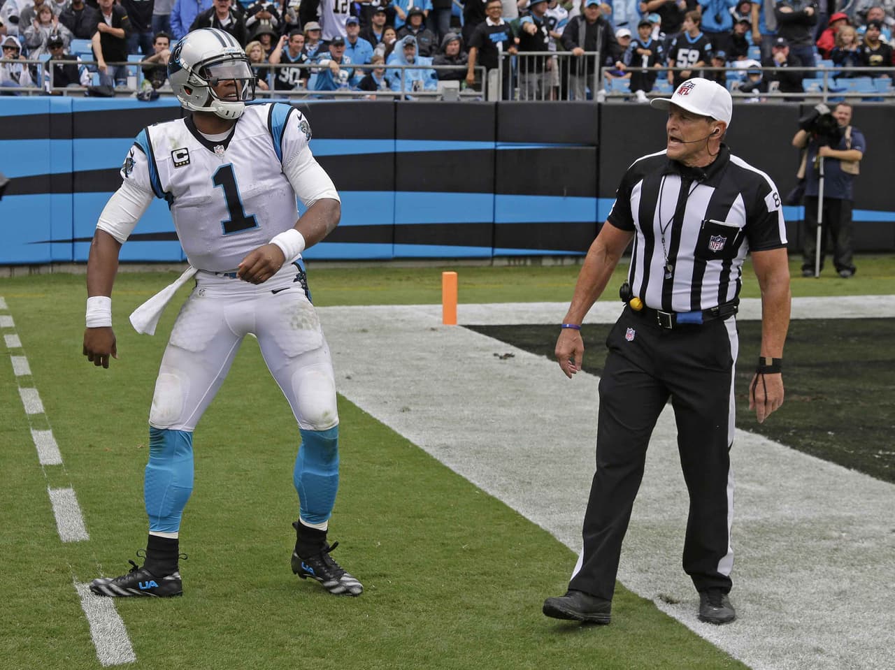 Cam Newton: Ed Hochuli me dijo 'no eres lo suficientemente viejo' para obtener una llamada