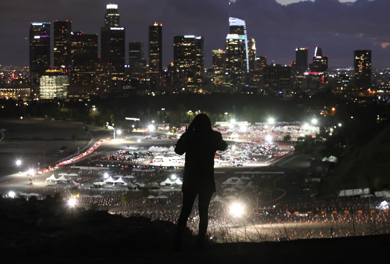 Mientras tanto, la esperanza estaba puesta en las vacunas contra el coronavirus que comenzaban a llegar. El estadio de Los Dodgers se convirtió en un centro masivo de vacunas en enero del 2021, así como otros icónicos lugares incluyendo el Forum y Disneyland.