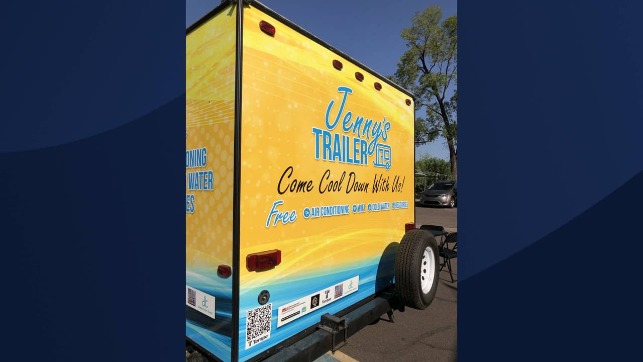 <h3 class="cms-H3-H3">¿Por qué se llama Jenny’s Trailer?</h3>
<br>“Jenny's Trailer…es una colaboración única entre la ciudad, la humanitaria Jenny Norton y la Universidad Estatal de Arizona”, indica la ciudad de Tempe. “
<b>Jenny Norton</b>,
<b> activista</b> desde hace mucho tiempo y defensora comunitaria de las personas sin hogar,
<b>donó $15,000 al programa de extensión para personas sin hogar HOPE</b> de la ciudad
<b>para comprar el remolque</b> que los estudiantes de EPICS (Proyectos de ingeniería en servicio comunitario) de ASU convirtieron en un centro de enfriamiento móvil”.