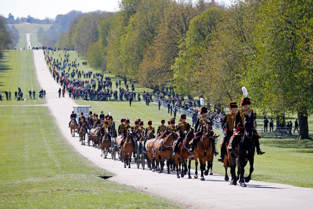 Antes del cortejo fúnebre con familiares y miembros de la familia real, la Artillería Real a caballo de la Tropa del Rey recorrió el paseo hacia el castillo de Windsor como parte de la ceremonia.