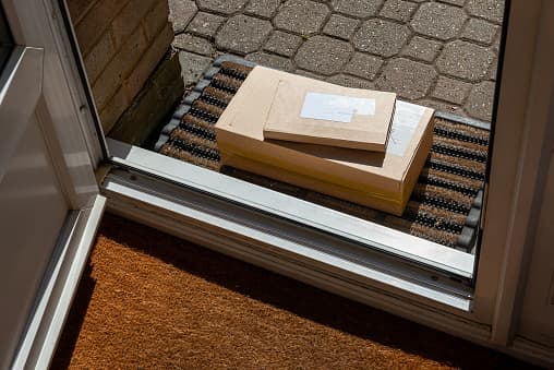 Los clientes pueden comprar artículos en una tienda minorista para recogerlos, pedir que los envíen por correo o entregarlos en la puerta del cliente.