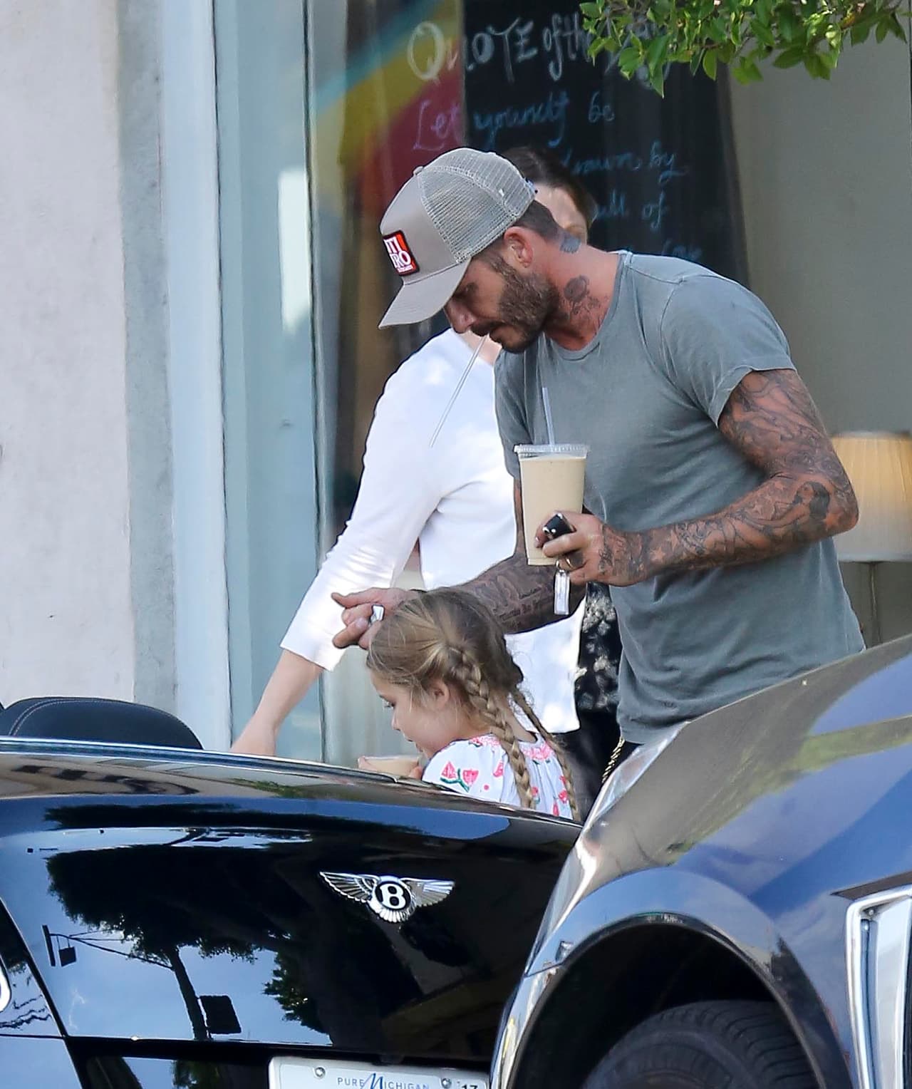 El ex futbolista tiene que cuidarse de los fotógrafos hasta cuando sale por un helado con Harper.