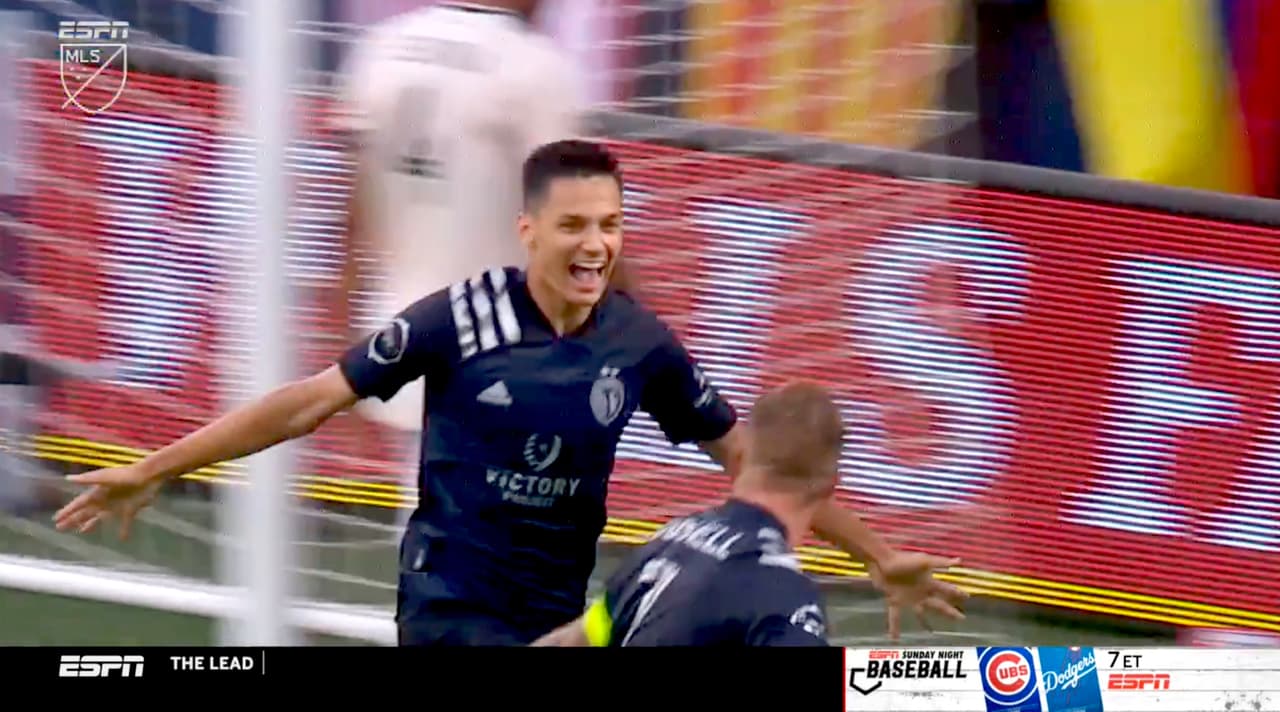 ¡Golazo y remontada! Dániel Sallói vence al portero con un remate bombeado