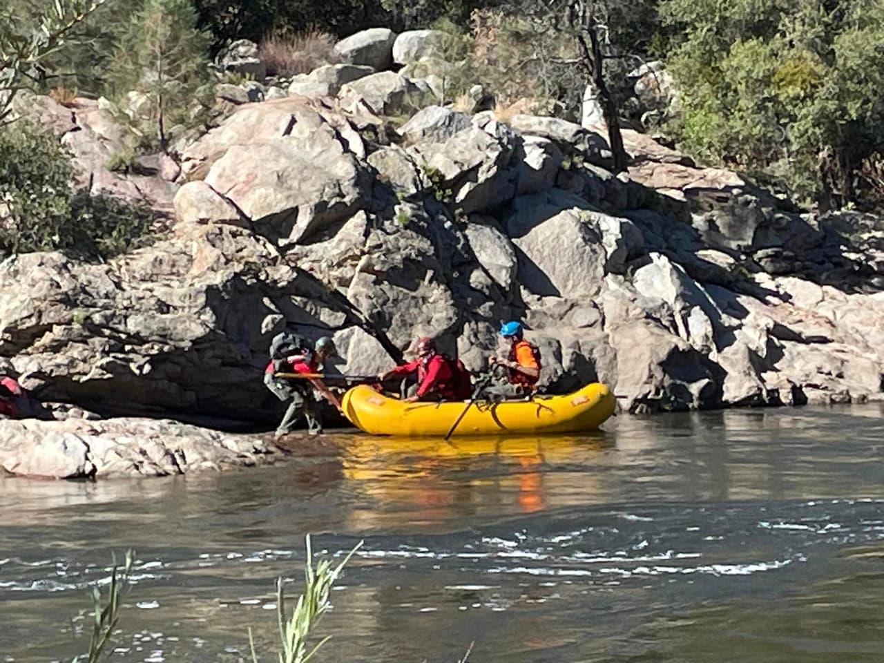 Las autoridades mencionaron que la persona se quedó atrapada en un árbol, lo que hacía difícil su búsqueda.